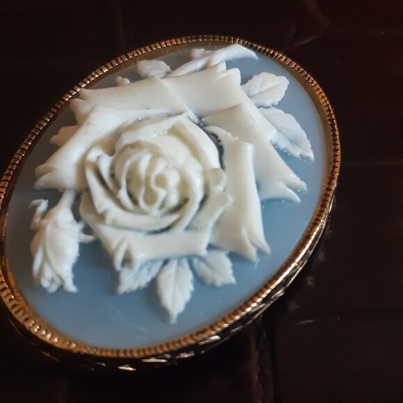 1980s Nina Ricci Signed AVON, Cameo Blue Rose Brooch - Picture 11 of 11